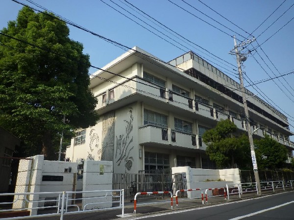 緑小学校(各学年4～5クラスの小学校。広い校庭やプールがあり、のびのびと過ごせる小学校です。)