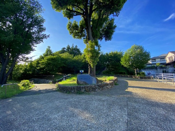 長津田みなみ台公園(長津田十景に選定されている景色を一望できる展望台があります。一味違った公園の楽しみ方を満喫出来ます。)