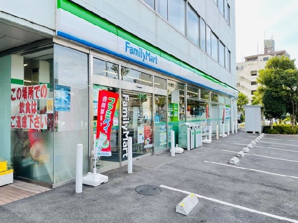 ファミリーマート横浜中山町店(時間を問わず、幅広い品物が揃うコンビニ。ホットスナックのファミチキやオリジナル商品が人気です。)