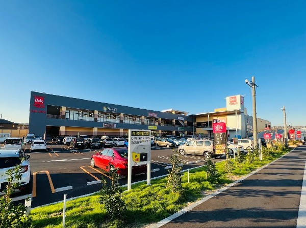 ベルク フォルテ横浜川和町店(スーパー、ドラッグストア、100円ショップ、無印良品、飲食店などが入った複合ショッピング施設です。)