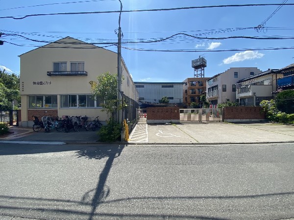 保育園こりす(レンガ調の可愛い建物の保育園で、室内は木の温もりのある造りになっています。季節ごとの行事も充実。)