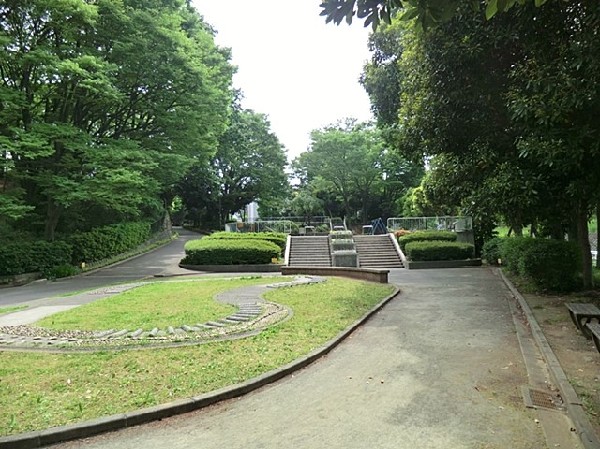 竹山中公園(季節毎の植物が綺麗な公園。滑り台やブランコ、広場、健康歩道がある。月２階移動図書館が来るのも楽しい。)