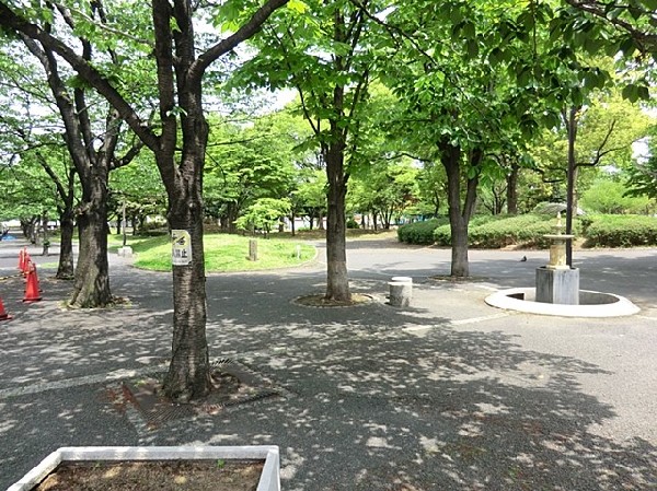 反町公園(アスレチック、ブランコなどがある遊具広場、地域行事などが行われる広場があり、ゆったり遊べる公園です。)