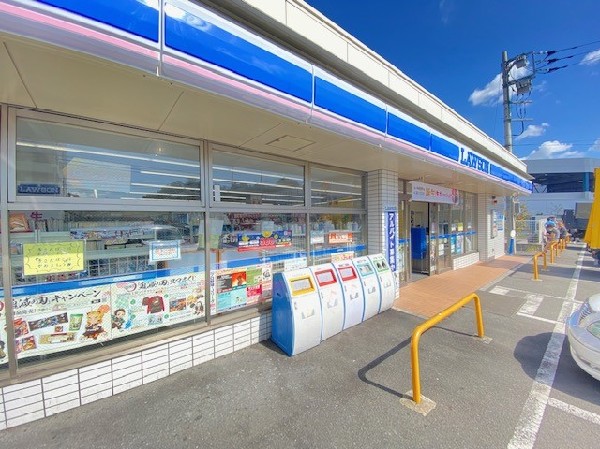 ローソン緑上山一丁目店(時間を問わず、幅広い品物が揃うコンビニ。日常生活に深く関係する最重要施設としてなりつつあります。)
