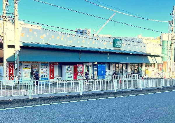 FUJI伊勢町店(鮮度・旬・グレードにこだわった商品を提供。ベーカリーコーナーでは美味しい焼き立てパンを購入できます。)
