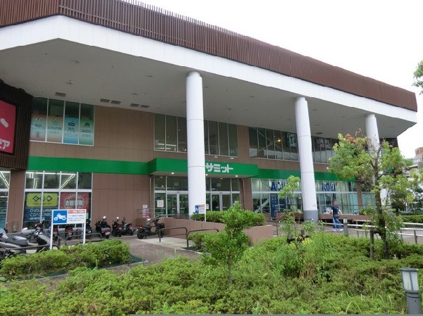サミットストア横浜岡野店(広く清潔感のあるスーパー。建物内に衣料品店、ドラッグストア、100円ショップ、飲食店などもあります。)