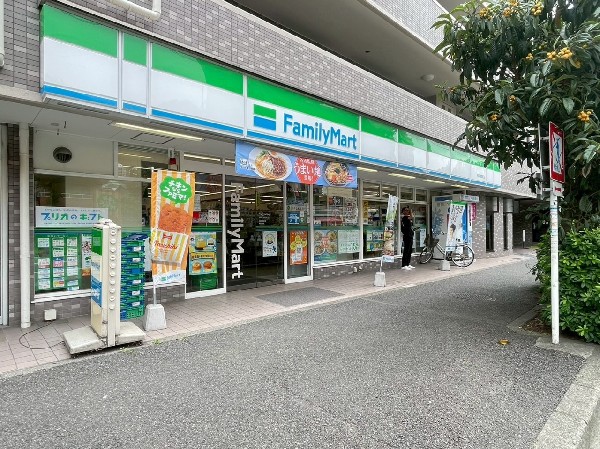 ファミリーマート横浜浅間町店(徒歩4分で気楽に行ける近さ。時間を問わず幅広い品物が揃い便利ですね。ファミチキが人気のコンビニです。)
