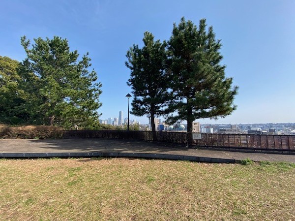 浅間台みはらし公園(みなとみらい地区を一望できる眺望スポット。ベンチでゆったり座りながら横浜の街並みや夜景を楽しめます。)