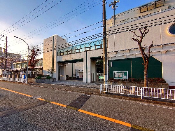 岡野中学校(昭和22年創立、各学年3～4クラスの中学校。部活動では、硬式女子テニス部が全国ベスト8出場経験あり。)