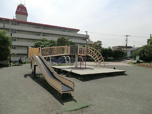 佃野公園(鶴見川沿いの公園。鶴見区恒例の鶴見川花火大会、フリマ等も行われる。運動広場や複合遊具があり楽しめる。)