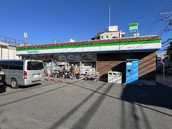 ファミリーマート横浜神大寺1丁目店(徒歩4分で気楽に行ける近さ。時間を問わず幅広い品物が揃い便利ですね。ファミチキが人気のコンビニです。)