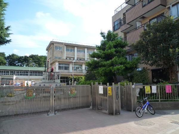 三ツ沢小学校(豊顕寺市民の森に繋がるせせらぎ緑道沿いにある小学校。校内にほたるドームがあり、愛育活動をしています。)