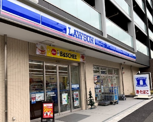 ローソン 三枚町山王森店(スイーツが人気のコンビニ。店内厨房で炊いたご飯や出来立て揚げ物を提供するまちかど厨房取扱店。)