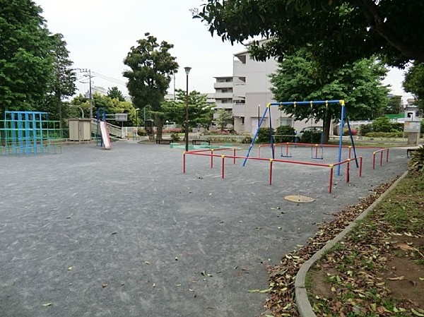 浦島丘公園(ブランコ等遊具があります。カメの形をした珍しい砂場があります。  )