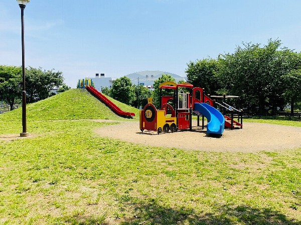 新鶴見公園(芝生の広場やアスレチック遊具、ロング滑り台、健康器具、野球などができる広いグラウンドを有する公園です。)
