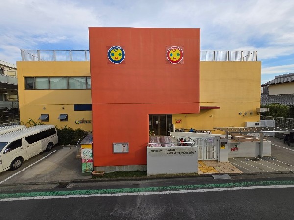 わおわお江ヶ崎保育園(子どもの色々な能力を伸ばすカリキュラムを用意。英会話や、おうたやリズムなど楽しく遊びながら学んでいく。)