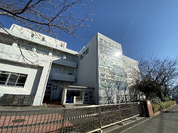 新鶴見小学校(教育目標は「自分を信じ」「仲間と、地域とつながり、未知なる道を」「自分たちの力で切り拓く子」)