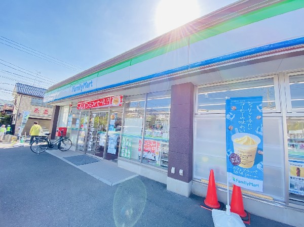 ファミリーマート中白根店(時間を問わず、幅広い品物が揃うコンビニ。ホットスナックのファミチキが人気です。広々とした駐車場あり。)