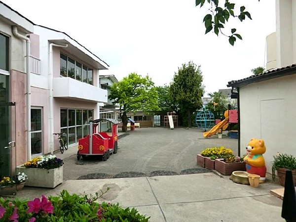 中山幼稚園(各クラス10～15名の少人数制で、制服がなく遊びの中で育てる自由な幼稚園。デンマーク製の遊具を導入。)