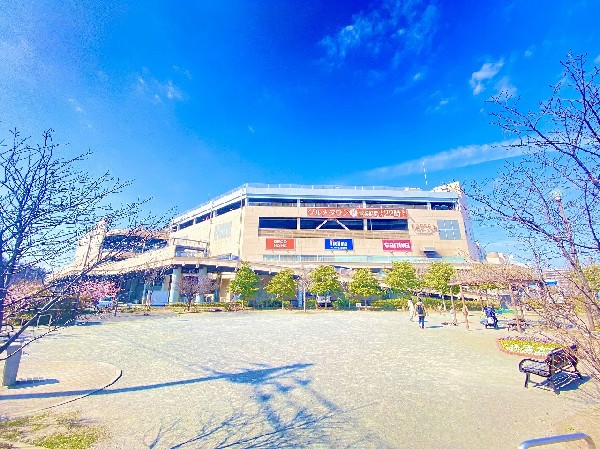 トレッサ横浜(フランス・リヨン市の市街地をイメージして作られたお洒落な大型ショッピングモール。駐車場は全日無料！)