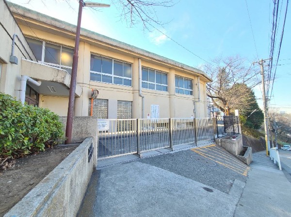 菊名小学校(創立70年以上の歴史ある小学校。教育目標は「こころ　ゆたかな　きくなの子」。)