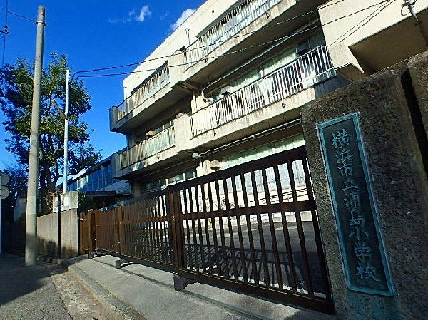 浦島小学校(大正９年に創設された歴史ある学校。小高い丘の上にあり、４階からはみなとみらい地区が一望できます。)