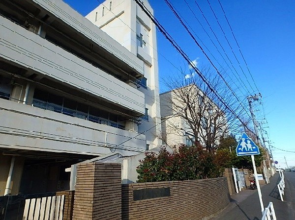 浦島丘中学校(昭和22年創立、各学年5～6クラスの綱島街道沿いにある中学校です。校庭が広く、部活も盛んです。)