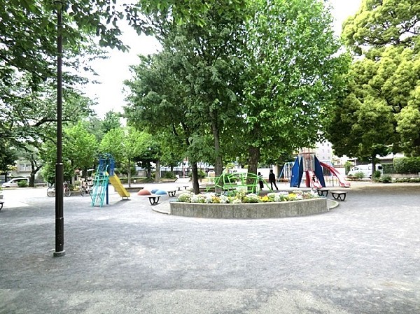 大口西公園(園内にはロケットの形をした複合遊具があり、通称「ロケット公園」として地域の人たちから親しまれる。)