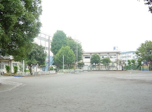 大口台小学校(閑静な住宅街の中にあるのでお子様の通学も安心。合唱部の活動に力を入れ、コンクールなどにも出場する。)