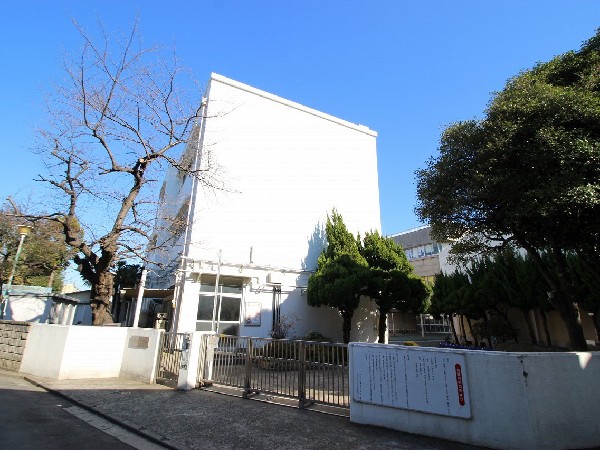 斉藤分小学校(市内ではめずらしい児童数200名程度の小規模小学校。異学年縦割り活動や地域との交流も盛んに行われています。)