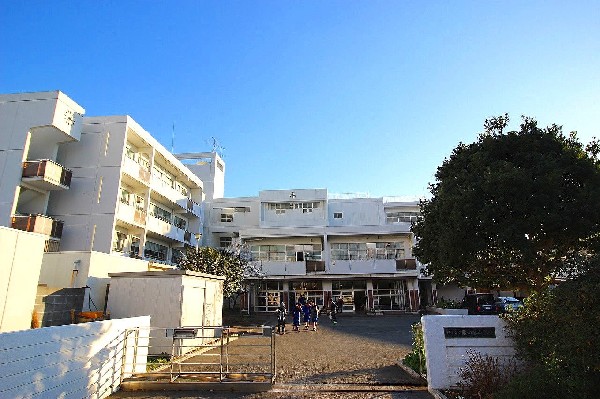 栗田谷中学校(丘の上に位置する自然豊かな中学校。部活動が盛んに行われ、特に陸上部は全国大会の出場もあるようです。)