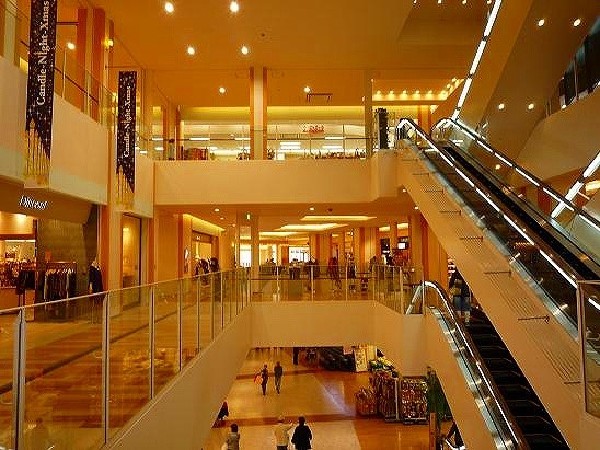 トレッサ横浜(フランス・リヨン市の市街地をイメージして作られたお洒落な大型ショッピングモール。駐車場は全日無料。)