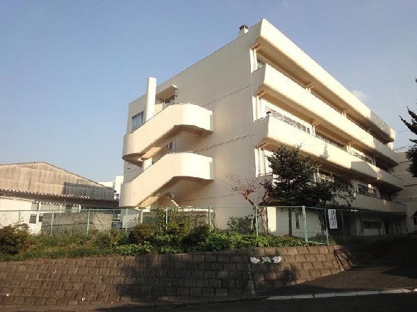 横浜市立上の宮中学校(各学年5クラスの中学校。校訓は「努力、自立、敬愛」。校庭や体育館の設備が充実し、部活動の数も多い。)