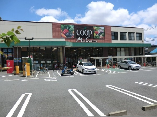 ユーコープミアクチーナ末吉店(「安心、良質、お求めやすい価格」をモットーに、信頼できる食材を提供。営業時間9～21時。駐車場あり。)