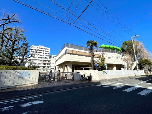 二谷小学校(2025年に創立120周年を迎えた歴史ある小学校。教育目標は「みとめ合い・学び合い・高め合う子」)