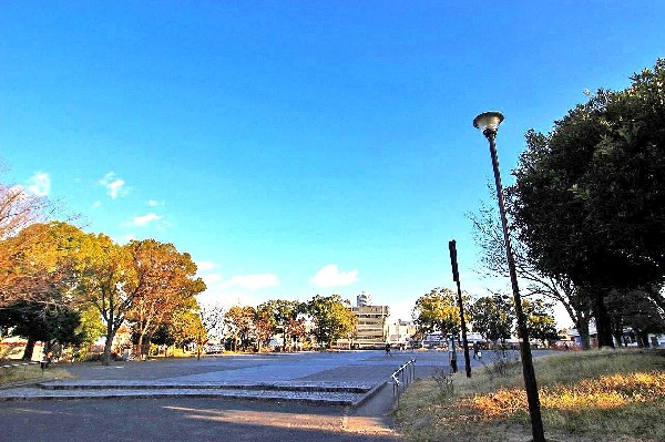 反町公園(アスレチック、ブランコなどがある遊具広場、地域行事などが行われる広場があり、ゆったり遊べる公園です。)