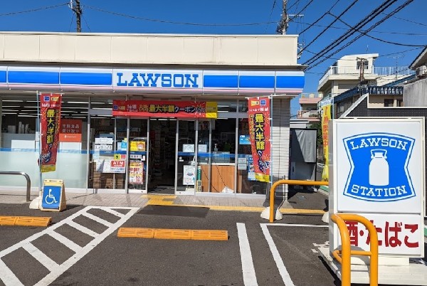 ローソン横浜東久保町店(スイーツが人気のコンビニ。店内厨房で炊いたご飯や出来立ての揚げ物を提供するまちかど厨房取扱店。)
