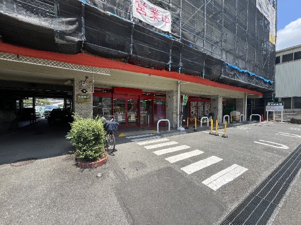 まいばすけっと横浜東本郷6丁目店(さっと立ち寄れるコンビニサイズのスーパー。少量の野菜や肉なども揃い、買い忘れを調達したいときに便利。)