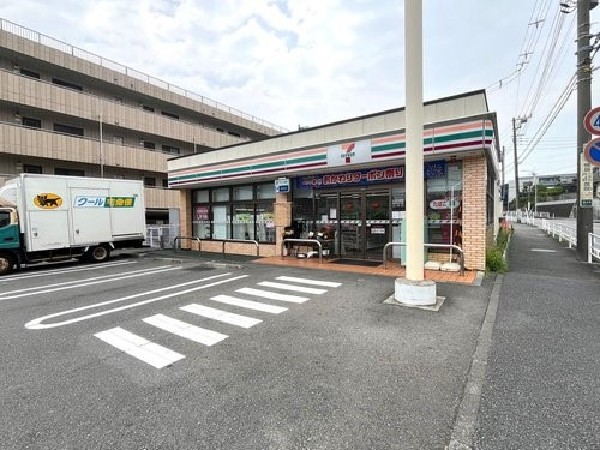 セブンイレブン横浜菅田町店(近所にあるだけで便利なコンビニ。暮らしに便利なサービスはもちろん、オリジナル食品も魅力的ですね。)