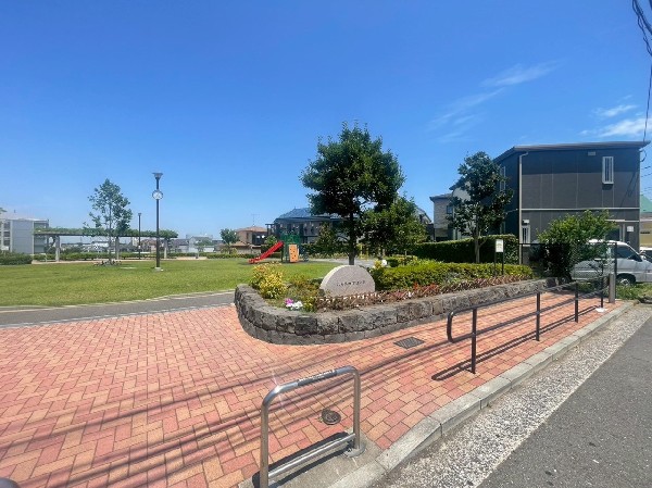 六角橋4丁目公園(レンガのタイルがきれいに敷かれた歩道から続く丸い形の公園。芝生広場がありピクニックにも良さそうです。)