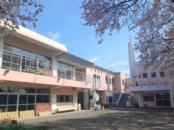 認定こども園捜真幼稚園(様々な賛美歌に触れ、季節の歌を楽しむキリスト教保育を基盤とする幼稚園。春には園庭に桜が咲きます。)