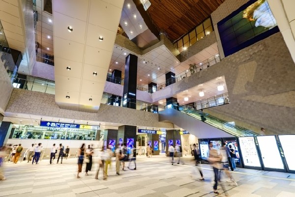 横浜駅(東横線／みなとみらい線・JR各線・京急・相鉄・横浜市営地下鉄の11路線が乗り入れるターミナル駅です。)