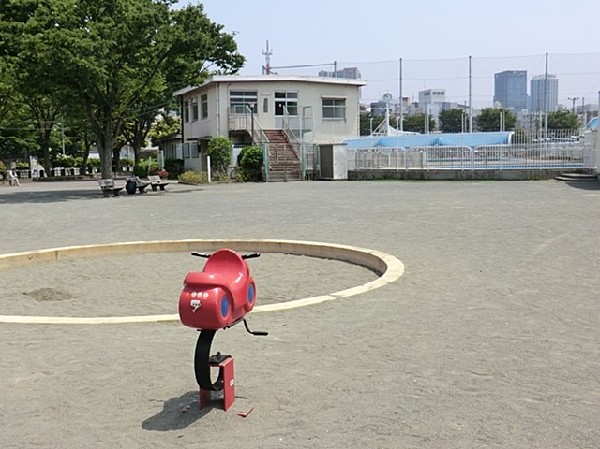岡野公園((野球場とプールがある公園。四季折々の花が咲き、人々の目を楽しませます。夏はプールが利用可能。)