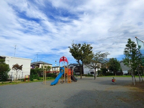 駒岡岩瀬公園(青空の下で駆け回ったり、遊具で遊んだり、思い思いの遊びが出来ます。ベンチもあるのでお散歩にも最適)
