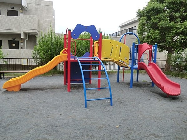 梶山上台公園(住宅街の中ににあります。滑り台などの遊具もあり親子でまったりと遊べる公園です。)