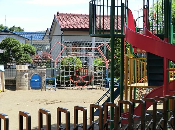 三ツ沢幼稚園(三ツ沢公園近くにあり、自然環境に恵まれている幼稚園。夕涼み会やおもちつきなど楽しい行事があります。)