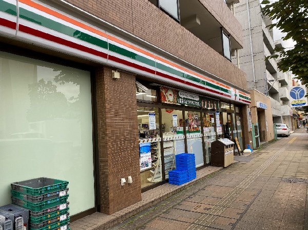 セブンイレブン横浜三ツ沢下町店(時間を問わず、幅広い品物が揃うコンビニ。日常生活に深く関係する最重要施設として欠かせない存在です。)
