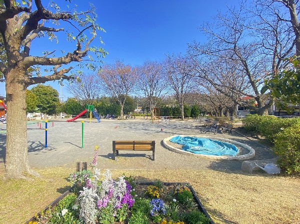 三保町大上第一公園(遊具広場と原っぱ広場のある公園。お祭りなどでも利用され地域の中心的な存在です。春には桜が綺麗です。)