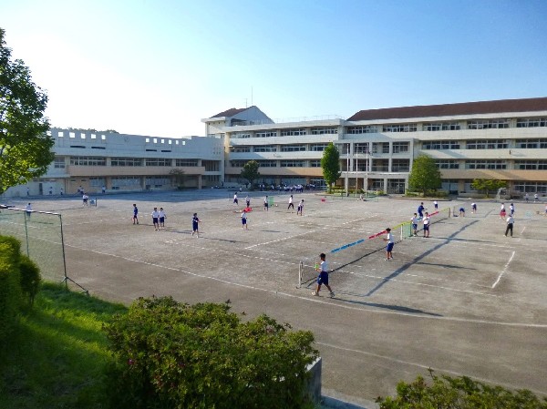 十日市場中学校(創立60年以上の歴史ある中学校。校舎が新しく綺麗です。教育目標は「自ら学び、つながり、共に生きる」。)