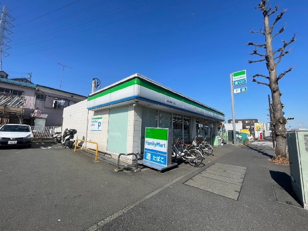 ファミリーマート　鶴見環状２号店(時間を問わず、幅広い品物が揃うコンビニ。ホットスナックのファミチキが人気です。広々とした駐車場あり。)
